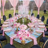 Elegant moon-shaped serpentine table, full round luxury wedding table